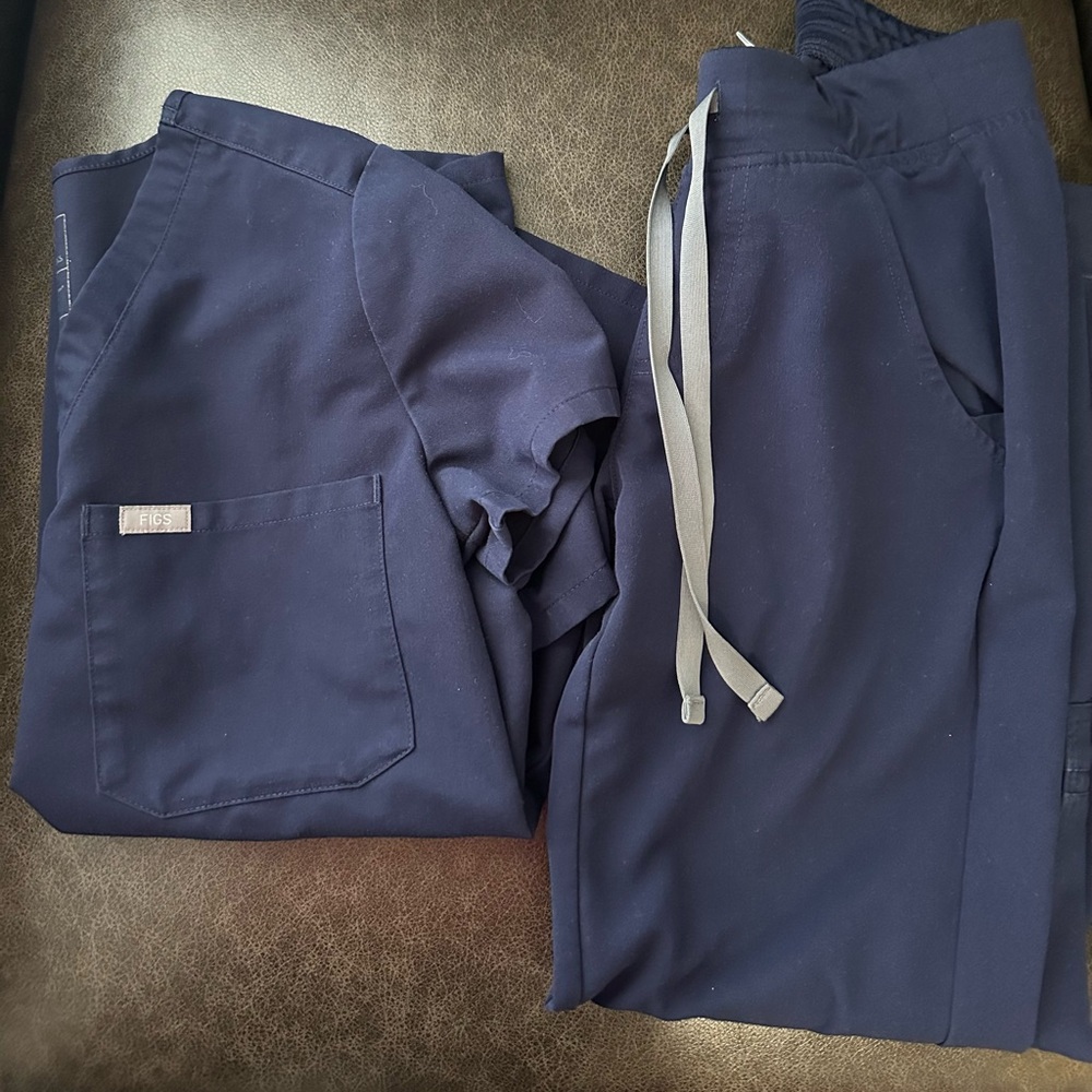 Figs one pocket top with petite jogger pants